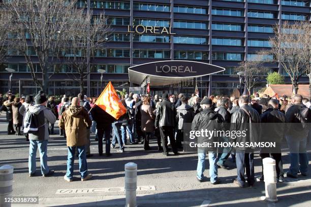 Une centaine de personnes sont réunis, le 7 février 2011 à Clichy-la-Garenne devant le siège social du géant mondial des cosmétiques l'Oréal pour...