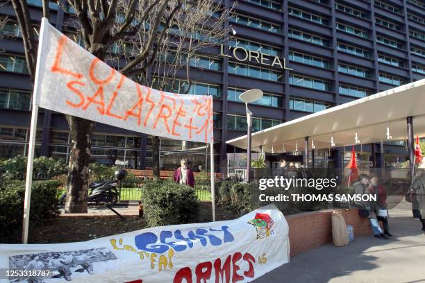 Des salariés du géant mondial des cosmétiques l'Oréalpersonnes sont réunis, le 7 février 2011 à Clichy-la-Garenne devant le siège social de...