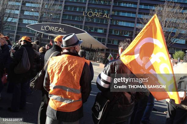 Une centaine de personnes sont réunis, le 7 février 2011 à Clichy-la-Garenne devant le siège social du géant mondial des cosmétiques l'Oréal pour...