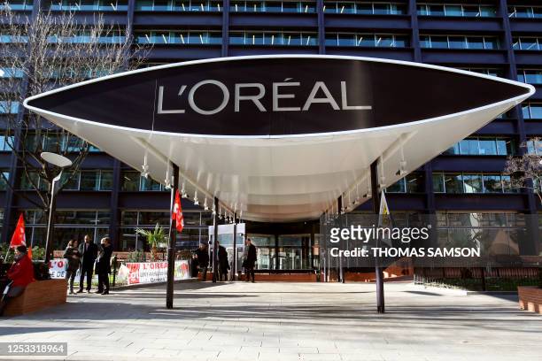 Des salariés du géant mondial des cosmétiques l'Oréalpersonnes sont réunis, le 7 février 2011 à Clichy-la-Garenne devant le siège social de...