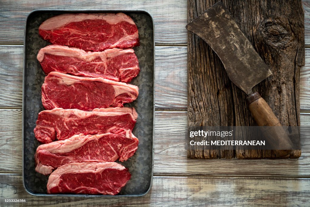 New York Strip Steak auch Boneless Top Loin Steak rohes Rindfleisch fleisch in einer Reihe trocken gealtertes Rindfleisch