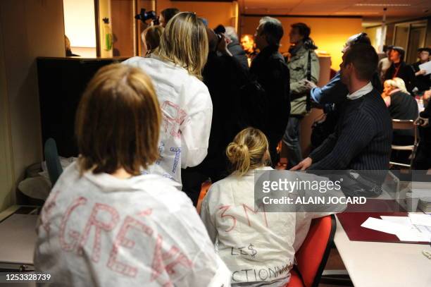 Des salariés de 3M Santé patientent, le 25 mars 2009 à Pithiviers, lors des négociations entre les grévistes qui retiennent dans son bureau Luc...