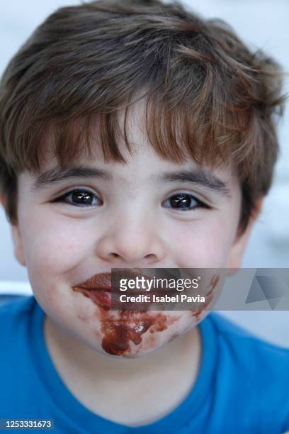 happy boy after eating chocolate - happy dirty child stockfoto's en -beelden