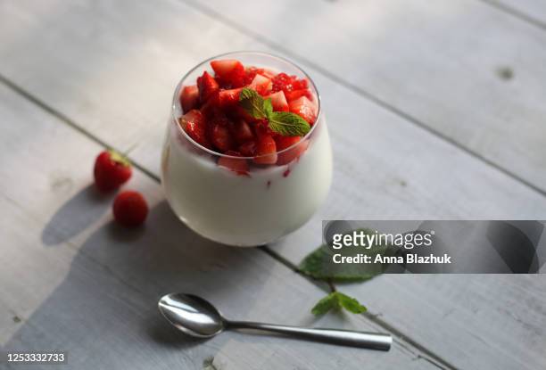summer dessert with red strawberry berries, mint and natural yougurt. idea for breakfast. white wooden table rustic background. - mousse dessert 個照片及圖片檔