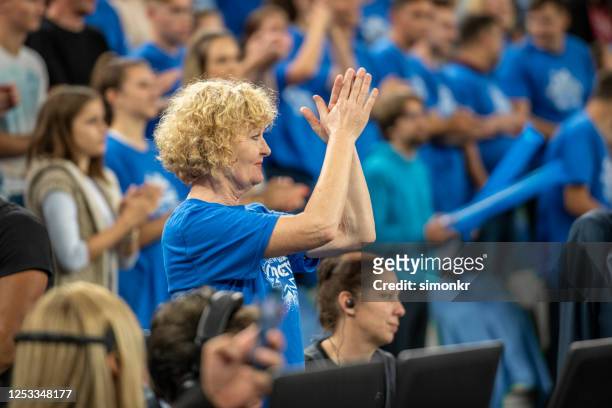 zuschauer jubeln beim basketballspiel - blonde cheering stock-fotos und bilder