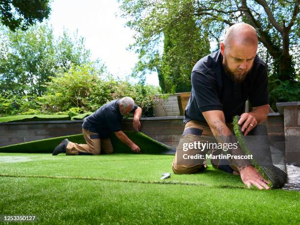 pose d’herbe artificielle - sod photos et images de collection