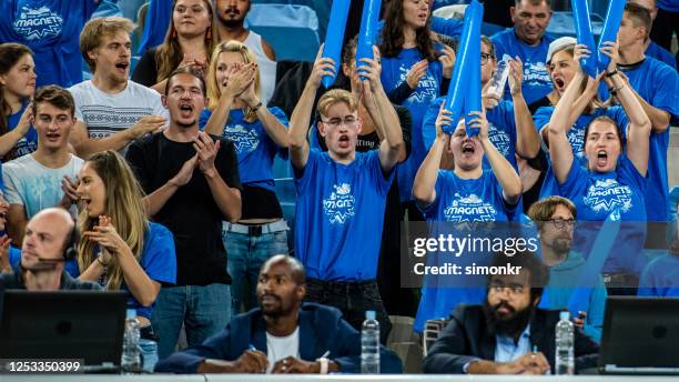 spectateurs et commentateurs regardant le match de basket-ball - match basket photos et images de collection