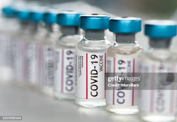 covid-19 冠狀病毒疫苗小瓶在一排宏特寫 - covid 19 vaccin 個照片及圖片檔