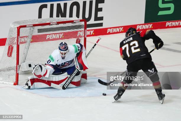 May 2023, Bavaria, Munich: Ice hockey: International match, World Cup preparation, Germany - USA at Olympia Ice Stadium. Germany Dominik Kahun fails...