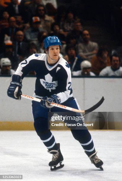 Darryl Sittler of the Toronto Maple Leafs skates against the New York Islanders during an NHL Hockey game circa 1981 at the Nassau Veterans Memorial...