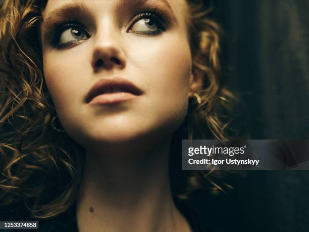 close-up of young woman with curly hair - smokey eyeshadow foto e immagini stock
