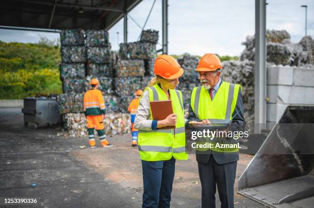 quality control inspectors at waste management facility - waste management stock pictures, royalty-free photos & images