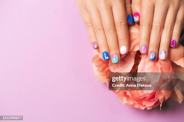 playful abstract summer manicure - manicure foto e immagini stock