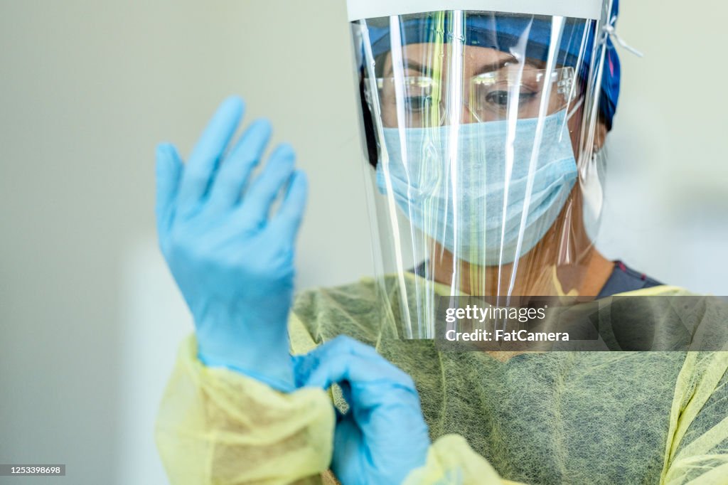 Professionista medica ispanica in Personal Protective Equipment