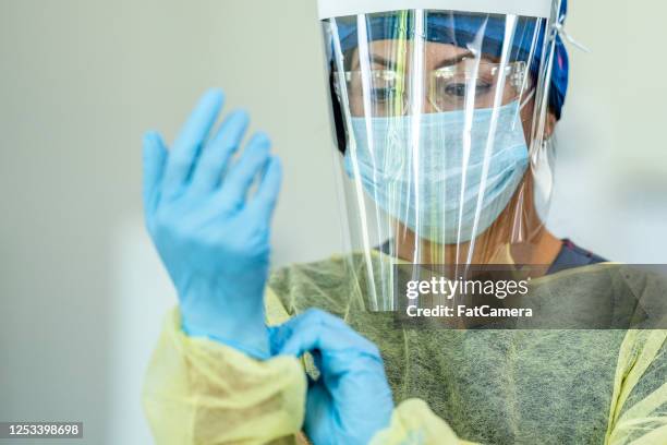 hispanic female medical professional in personal protective equipment - luva vestuário para proteção imagens e fotografias de stock