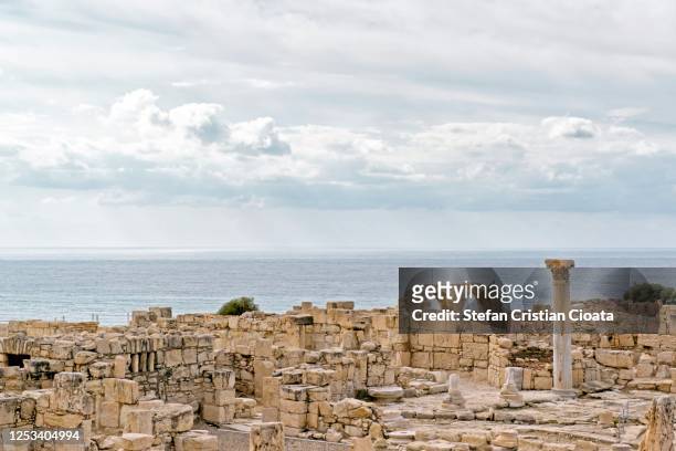 kourion temple cyprus, europe - ruined photos et images de collection