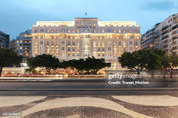 hotel copacabana palace e padrão icônico de calçada em preto e branco à noite no rio de janeiro - palácio - fotografias e filmes do acervo