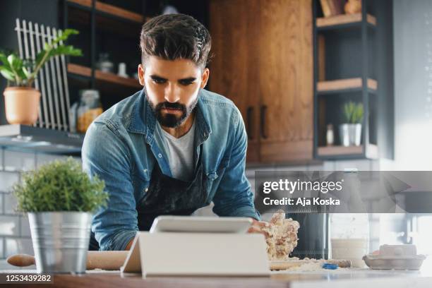 nieuwe dingen leren. - baking reading recipe stockfoto's en -beelden