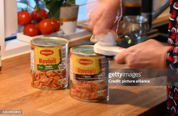 May 2023, Baden-Württemberg, Stuttgart: Canned ravioli from Maggi stand in a kitchen and are opened. On May 14 the first can of "Ravioli in Tomato...