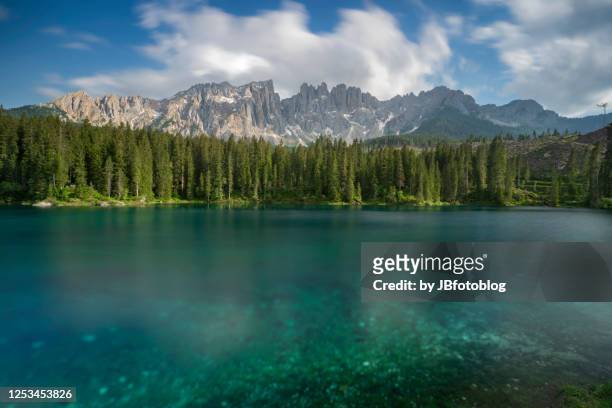 lago di carezza in lunga esposizione - esposizione lunga fotografías e imágenes de stock