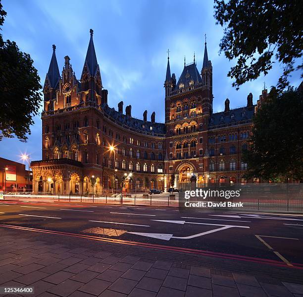 st. pancras station and midland grand hotel - station london st pancras international stockfoto's en -beelden