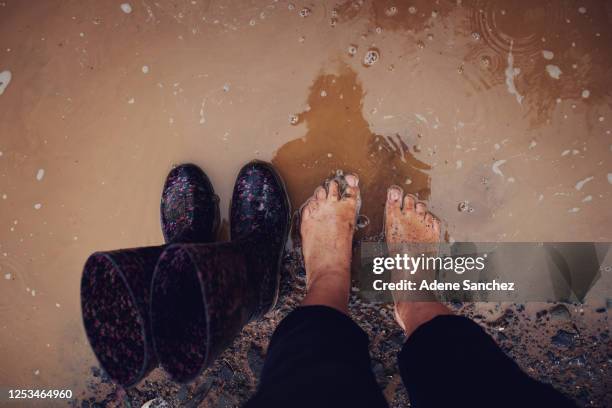 ist es nicht an der zeit, die natur kennenzulernen? - dirty feet stock-fotos und bilder