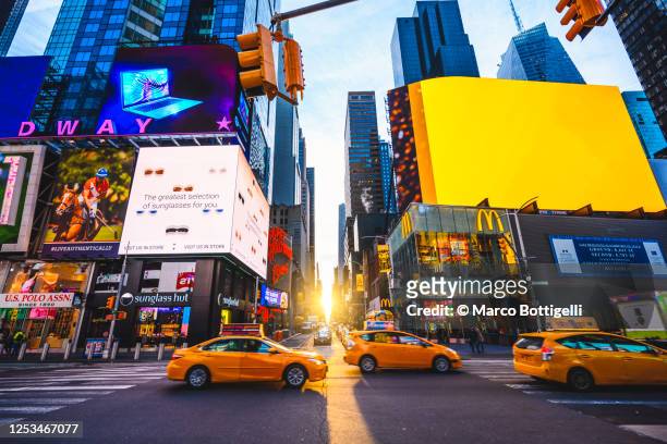 times square, new york city - taxi amarillo fotografías e imágenes de stock