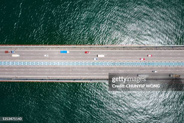 drohnenansicht der tsing ma bridge, hongkong - car top view stock-fotos und bilder