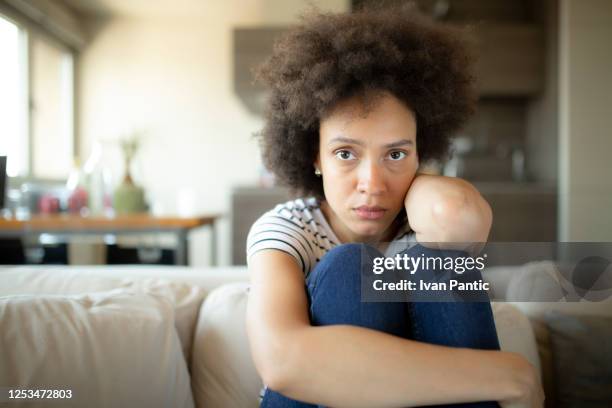 retrato de una mujer triste que sufre de depresión - anxious looking to camera fotografías e imágenes de stock