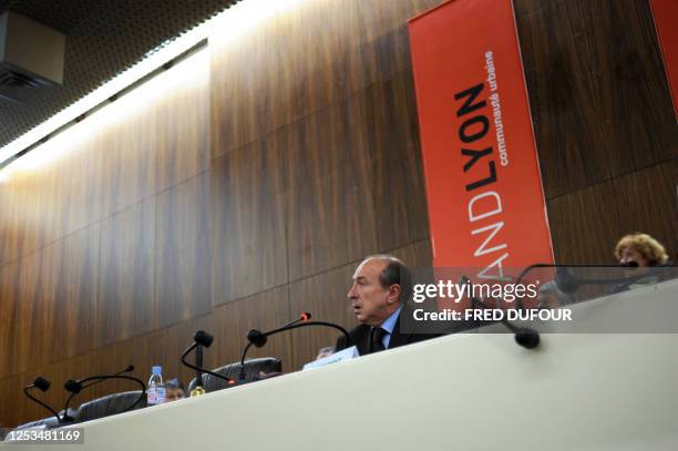 Photo du sénateur-maire socialiste de Lyon, Gérard Collomb, prise à la communauté urbaine du Grand Lyon où il vient d'être réélu président avec 117...