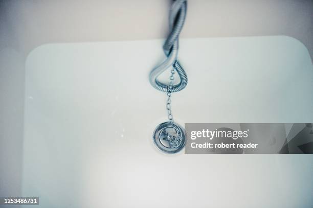 water in bathtub with plug - bad weather stockfoto's en -beelden