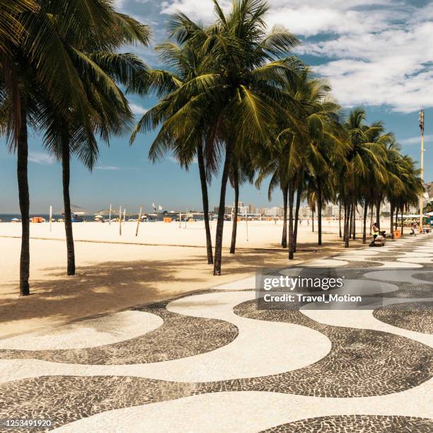 motif emblématique de trottoir noir et blanc à la plage de copacabana à rio de janeiro - plage de copacabana photos et images de collection