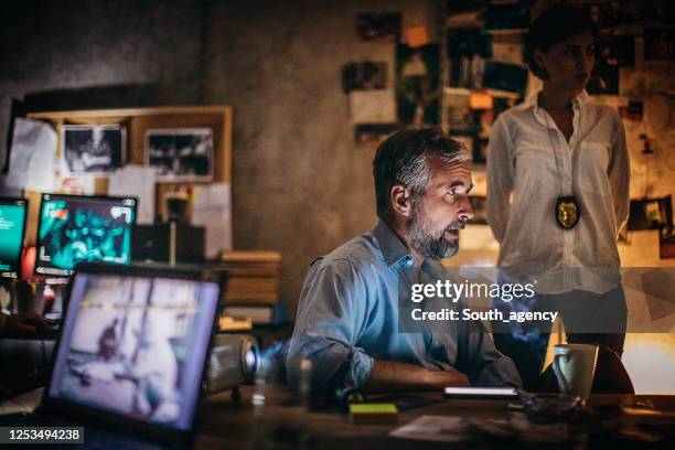 two fbi agents working late - chefe da polícia imagens e fotografias de stock