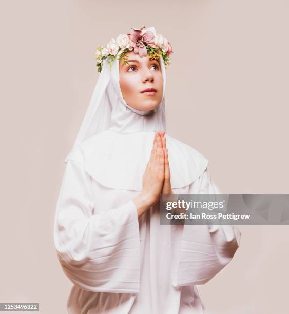 young girl catholic nun praying - nun fotografías e imágenes de stock