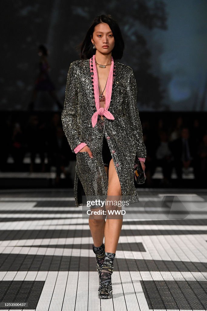 A model on the runway at Chanel Cruise 2024 Ready To Wear Fashion ...