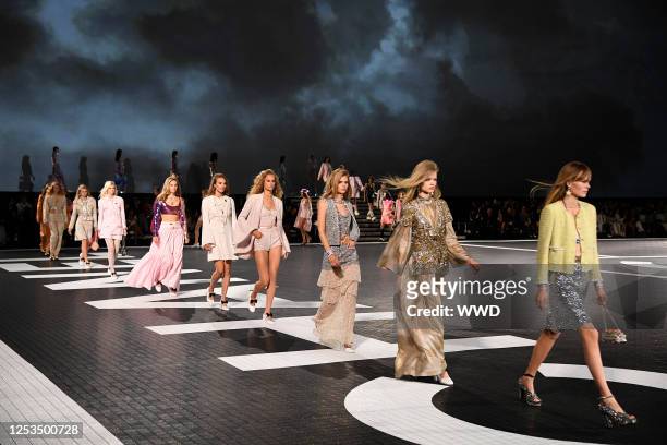 Models on the runway at Chanel Cruise 2024 Ready To Wear Fashion Show at Paramount Studios on May 9, 2023 in Los Angeles, California.