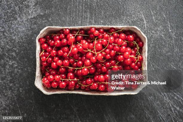 top view of a cardboard box with red currants. - fruit box stock-fotos und bilder