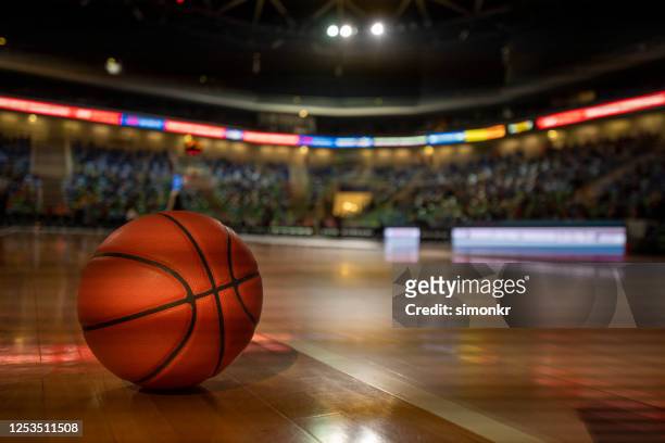 basketball auf dem platz - basketball stock-fotos und bilder