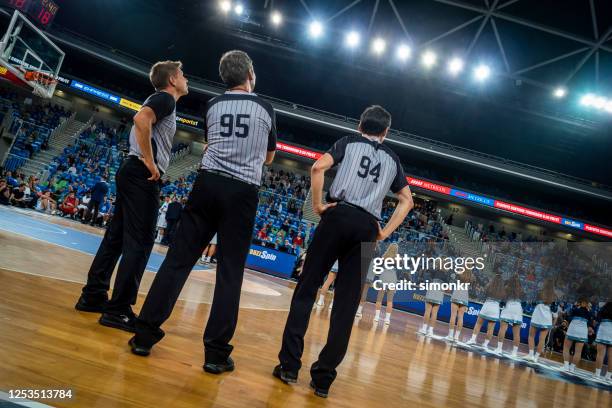 schiedsrichter steht auf dem platz - basketball uniform stock-fotos und bilder