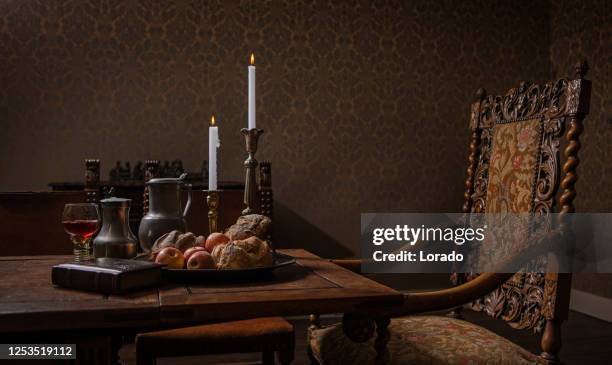 伝統的なオランダの歴史的な応接室のテーブルシーン - 17世紀のスタイル ストックフォトと画像