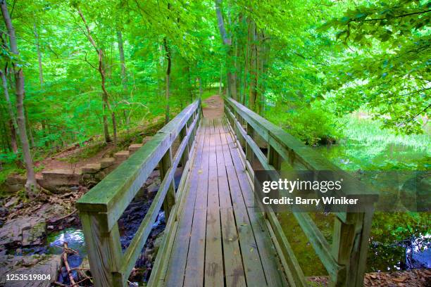 bridge over brook at flat rock brook nature preserve, englewood - englewood new jersey stock pictures, royalty-free photos & images