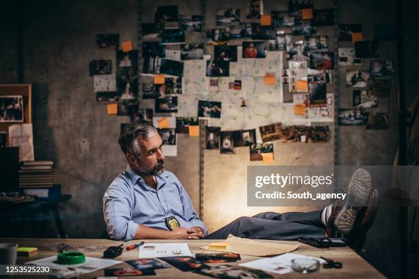 detective solo en la oficina - criminal fotografías e imágenes de stock