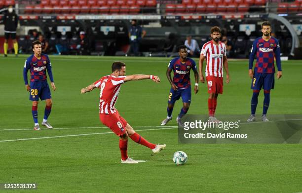Saul Niguez of Atletico Madrid scores his team's first goal by penalty during the Liga match between FC Barcelona and Club Atletico de Madrid at Camp...