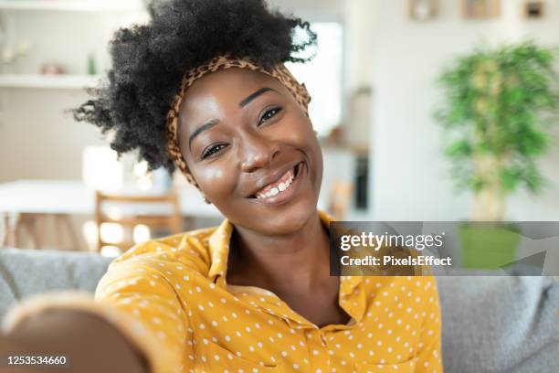 selfie sessions - yellow shirt stock pictures, royalty-free photos & images