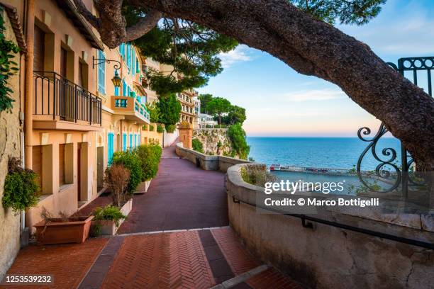 scenic walk on the rock of monaco overlooking port de fontvieille, monaco - provence alpes cote d'azur stock-fotos und bilder