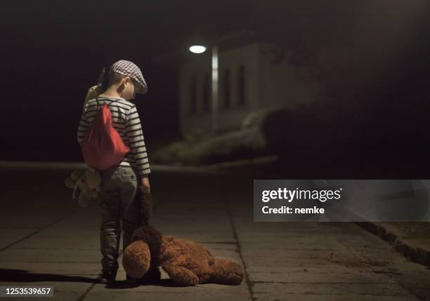 little runaway kid with sack luggage and teddy bear - ausencia imagens e fotografias de stock