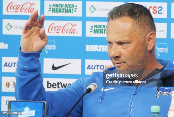 Soccer: Bundesliga, Hertha BSC, Pk with coach Dardai before the match at 1. FC Köln . Pal Dardai, coach at Hertha BSC answers questions from...