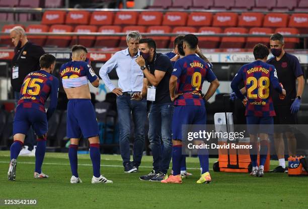 Assistant coach Eder Sarabia of FC Barcelona talks to the players during the Liga match between FC Barcelona and Club Atletico de Madrid at Camp Nou...