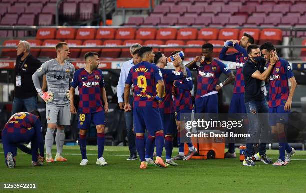 Assistant coach Eder Sarabia of FC Barcelona talks to Sergio Busquets of FC Barcelona during the Liga match between FC Barcelona and Club Atletico de...
