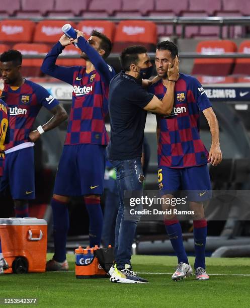 Assistant coach Eder Sarabia of FC Barcelona talks to Sergio Busquets of FC Barcelona during the Liga match between FC Barcelona and Club Atletico de...